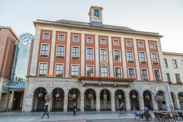 Frontansicht des Neusser Rathauses an einem sonnigen Tag