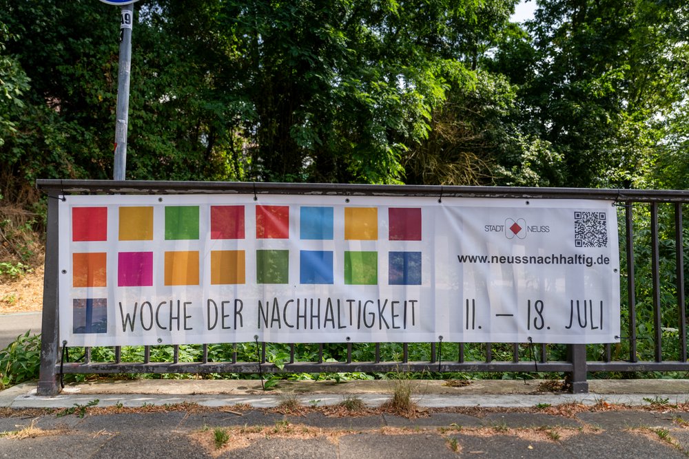Banner zur Woche der Nachhaltigkeit an einer Brücke.