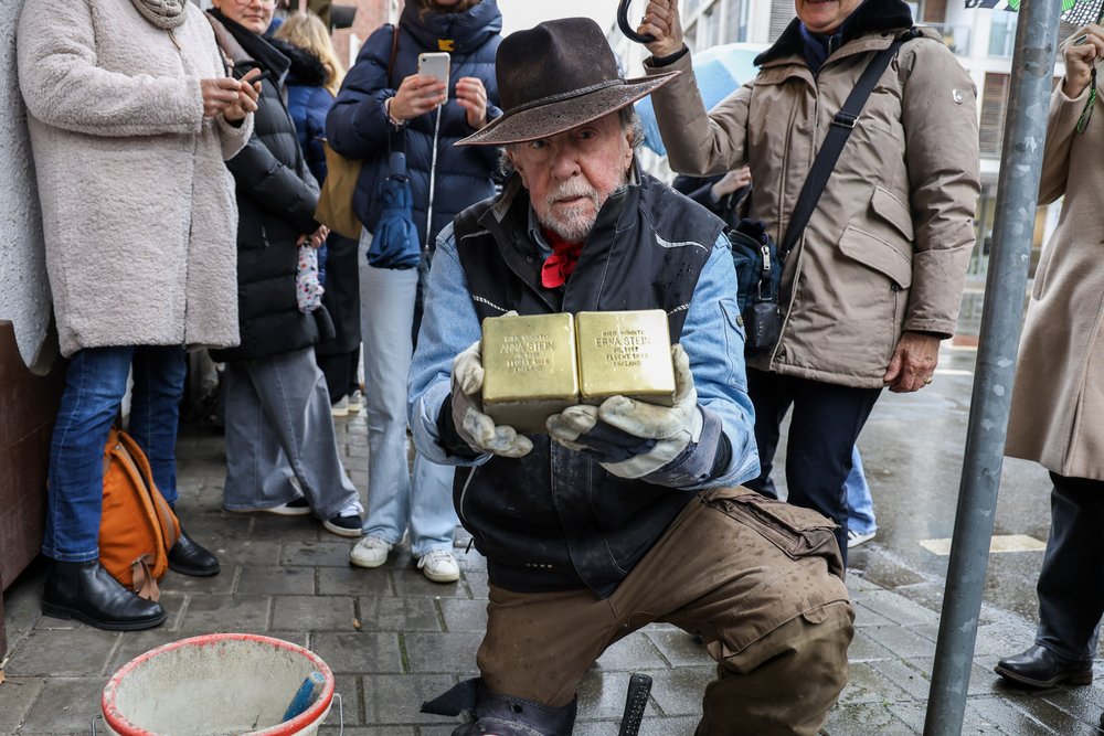 Neun weitere „Stolpersteine“ in Neuss verlegt