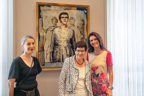 Rita Süssmuth steht gemeinsam mit der Künstlerin Simone Lucas und der Beigeordneten Ursula Platen vor ihrem Portrait im Ratssaal der Stadt Neuss.