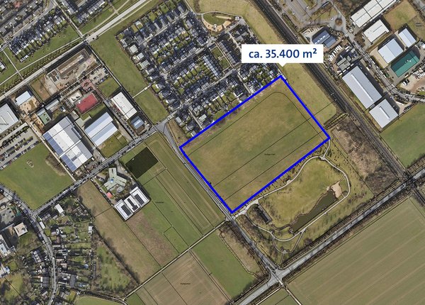 Luftaufnahme des Gebiets mit markierten Grenzen und eingezeichneter Fläche (35.400 m²).