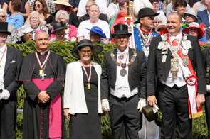 Frau Prof. Dr. Rita Süssmuth steht gemeinsam mit dem Erzbischof, dem Bürgermeister und dem Schützenkönig im strahlenden Sonnenschein.