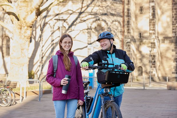 Frau und Mann vor dem Quirinusmünster