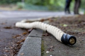 Ein dickes Hanfseil liegt auf dem Boden