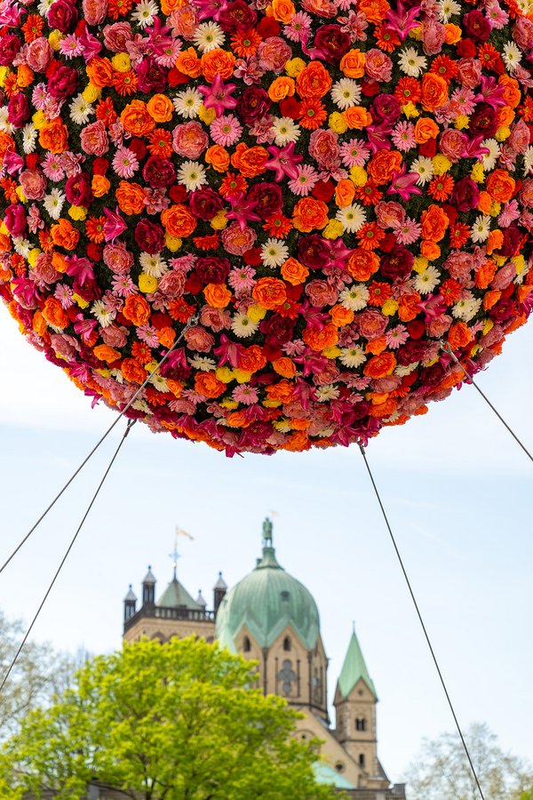 Aufnahme eines großen Flowerballs, darunter ist in größerer Entfernung das Quirinus Münster zu sehen.