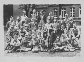 Schwarz-Weiß-Aufnahme einer Gruppe von 28 Jungen und einem Lehrer