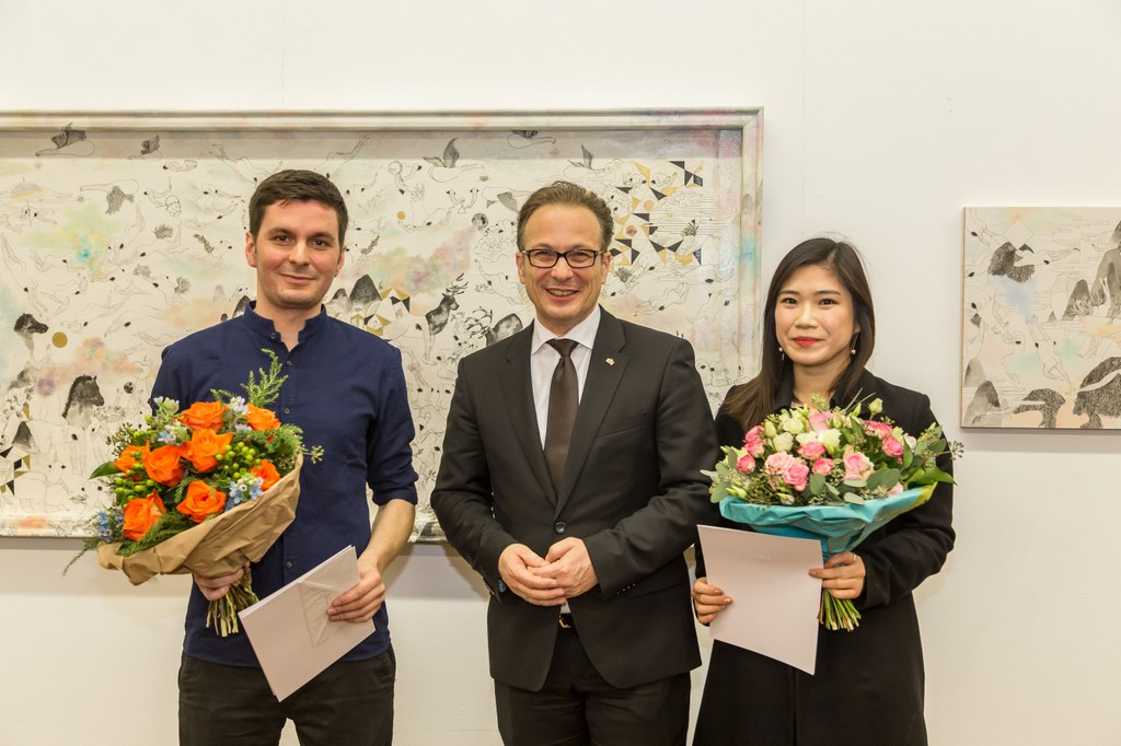 Die Preisträger*innen Songnyeo Lyoo (re) und Julius Brauckmann (lks) bei der Preisverleihung mit Herrn Bürgermeister Breuer am 20.12.2018 (Archiv)