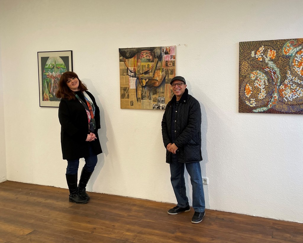 v. l.: Kuratorin Nathalie Krall und der Künstler Ali Saoudi in der Ausstellung