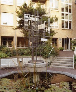 Brunnenplastik von N. Schöffer, Herz-Jesu-Altenheim, 1970