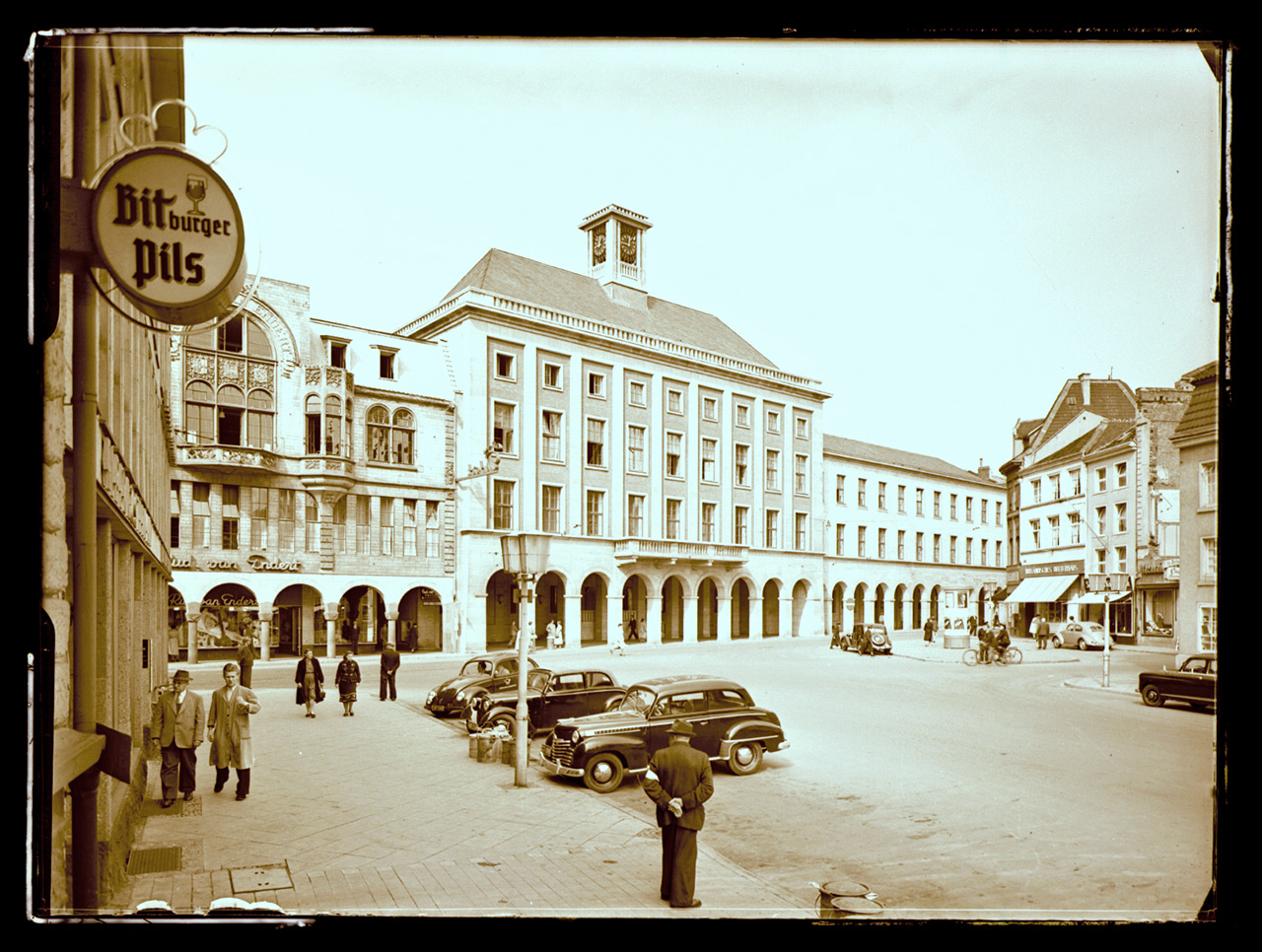 neuss-historisch--rathaus--neues-rathaus-um-1954.jpg