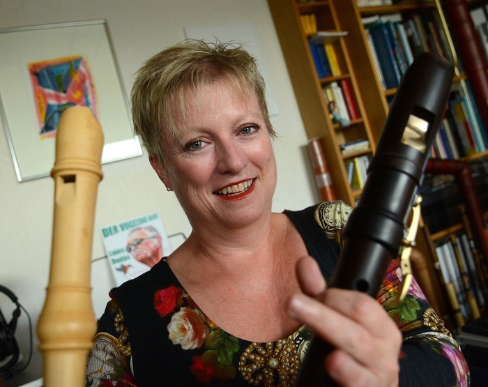 Dagmar Wilgo ist Fachleiterin für Blockflöte an der Musikschule. Sie hat den „Instrumenten-Rätselblock“ entwickelt. Foto: Andreas Woitschützke