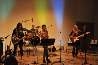 Bands der Musikschule und ihren Kooperationsschulen nonstop live on stage.