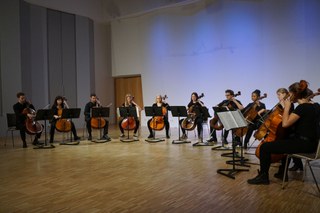 Das Celloensemble der Musikschule zu Gast im St. Augustinus Memory Zentrum.
