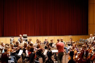 Von ganz klein bis ganz schön groß – von den Streicherzwergen bis zum Jugendsinfonieorchester bieten alle Streichorchester der Musikschule ein buntes Konzertprogramm für die ganze Familie. Der Eintritt ist frei.