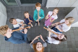 Im Kammermusikkonzert der Blockflötisten stellen wieder einige junge und erwachsene Talente mit einem vielfältigen und abwechslungsreichen Programm ihr Können unter Beweis. Solisten und gemischte Ensembles machen mitreißende Musik quer durch alle Epochen. Der Eintritt ist frei.