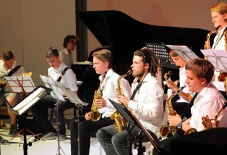 Das jährliche Jazzkonzert kurz vor Ostern bietet einen Einblick in die Jazzabteilung der Musikschule: die Big Bands der Kooperation mit dem Marie Curie Gymnasium und der Musikschule treffen die Jazzband „Phil’s Flying Axes. Der Eintritt ist frei.