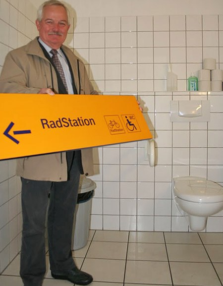 Max Fischer, Beauftragter für Menschen mit Behinderungen in Neuss, bei der offiziellen Freigabe der behindertengerechten Toilette im Hauptbahnhof. 