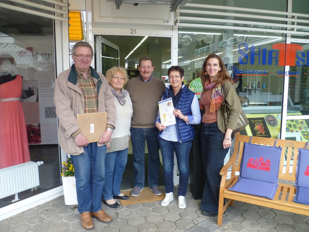 Personen auf dem Foto der Signetvergabe von links: Karl-Heinz Böhm, Ilse Krämer, das Inhaber-Ehepaar Thormanns, Gudrun Jüttner