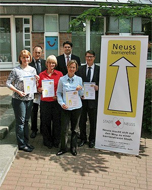 Präsentierten neben dem Ratssaal ihre Urkunden: Die ersten Signetträger der Aktion "Neuss-barrierefrei"