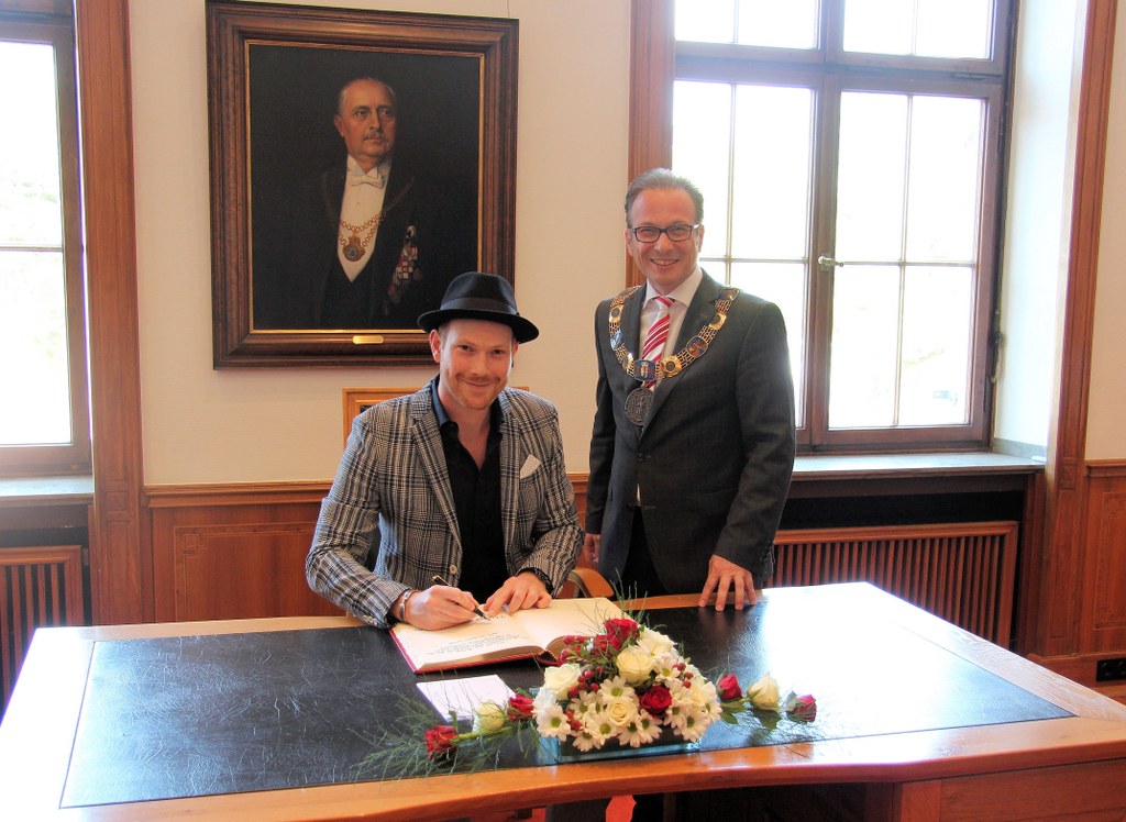 Danny aus den Birken mit Bürgermeister Reiner Breuer bei seinem Eintrag in das Goldene Buch der Stadt Neuss.
