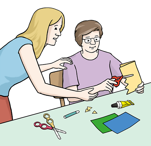 Eine Frau hilft einer anderen Frau beim Basteln. Sie schneidet Papier mit einer Schere.