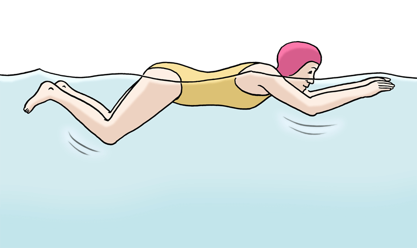 Eine Frau schwimmt im Schwimmbad.