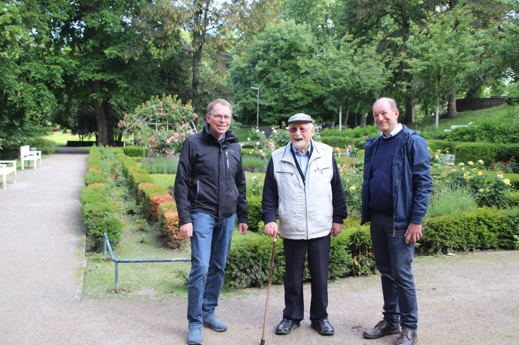 Otto Saarbourg (m.) mit Hans-Georg Strangemann (l.) und Frank Lammerz vom Amt für Stadtgrün, Umwelt und Klima im Neusser Rosengarten.