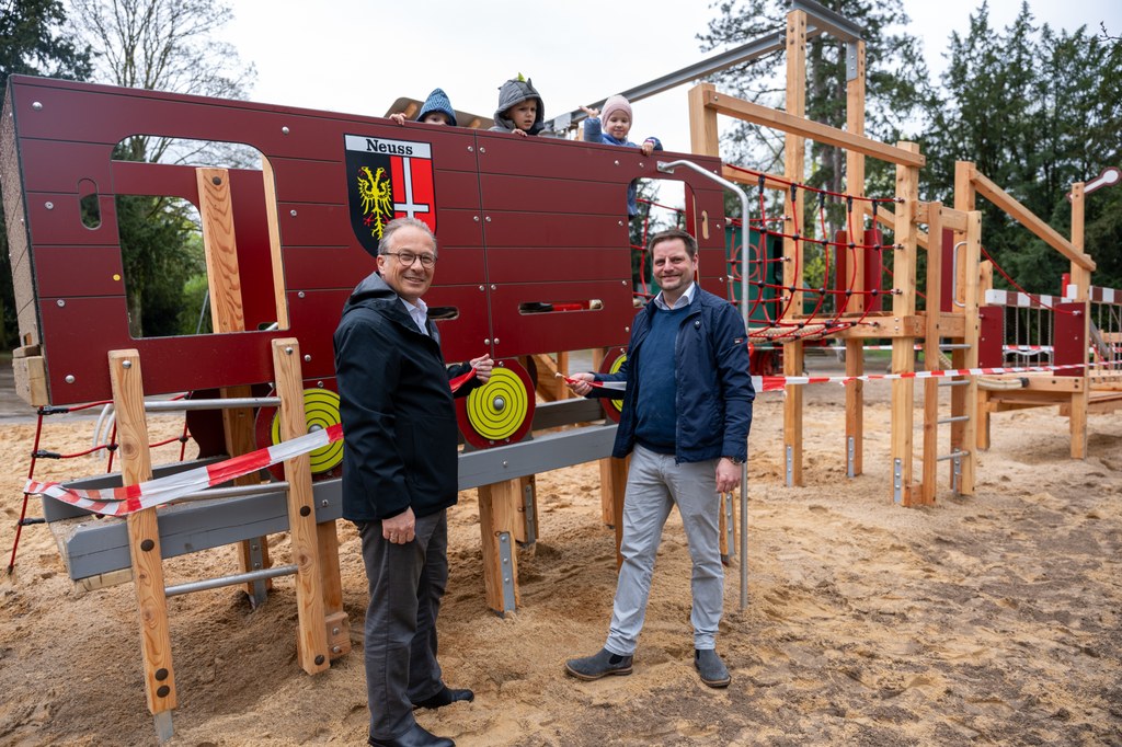 Foto: Bürgermeister Reiner Breuer gibt zusammen mit Tobias Dederichs vom Amt für Stadtgrün, Umwelt und Klima der Stadt Neuss das Spielgerät für die Öffentlichkeit frei.