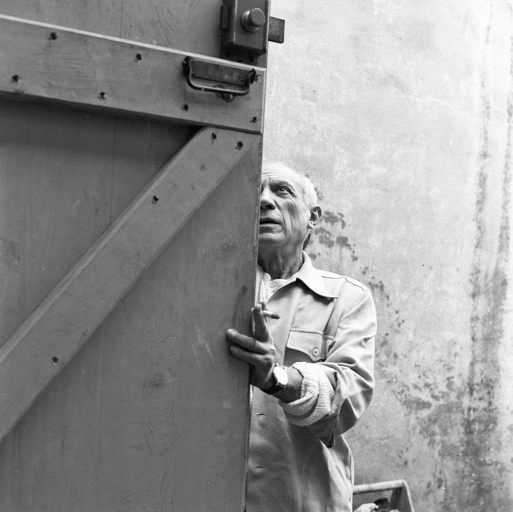 Picasso öffnet die Tür zu seinem Atelier – Edward Quinn Archive, Schweiz, © edwardquinn.com 