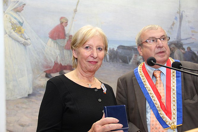 Silvia Hausmann erhielt jetzt die Medaille der Partnerstadt Châlons von Bürgermeister Bruno Bourg-Broc.