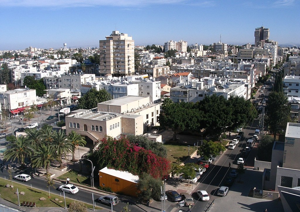 Die Skyline der israelischen Stadt Herzliya an einem sonnigen Tag.