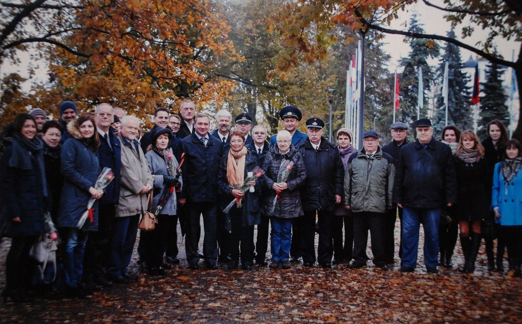 Die offizielle Delegation aus Neuss im Freundschaftspark Pskow im Jahr 2015