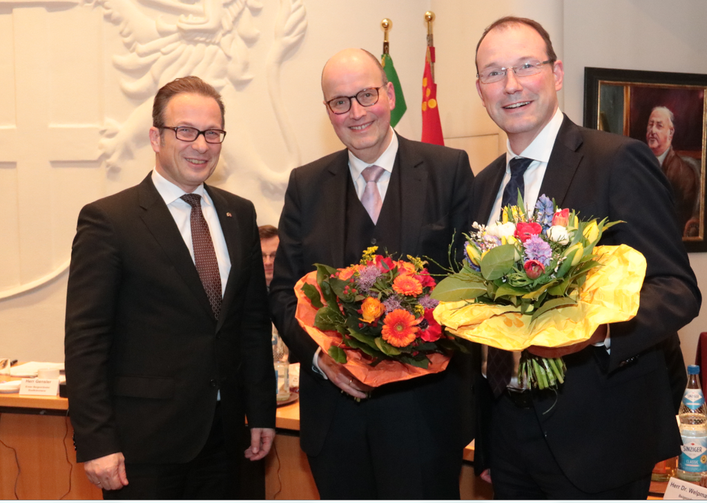 V.l.: Bürgermeister Reiner Breuer mit Frank Gensler (Stadtkämmerer) und Christoph Hölters (Baudezernent), die beide wiedergewählt wurden.