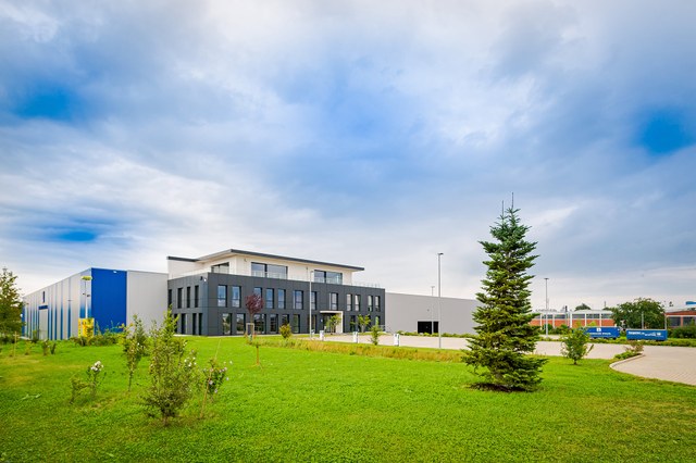Das neue Bürogebäude und Hallen der Firma Naumann Stahl.