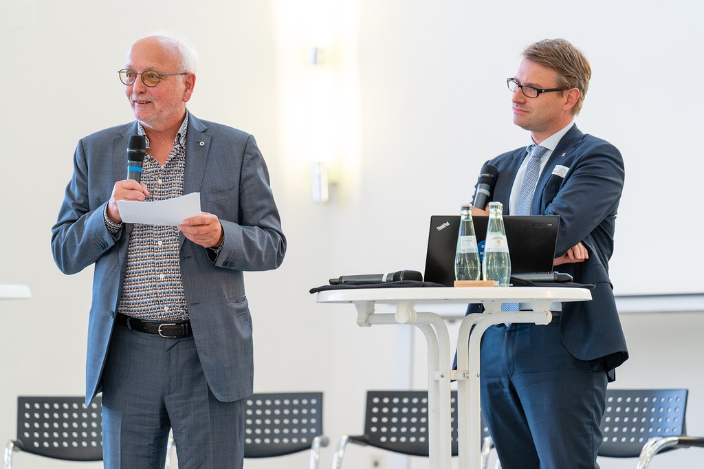 Teilnehmer der Konferenz tauschen sich aus.